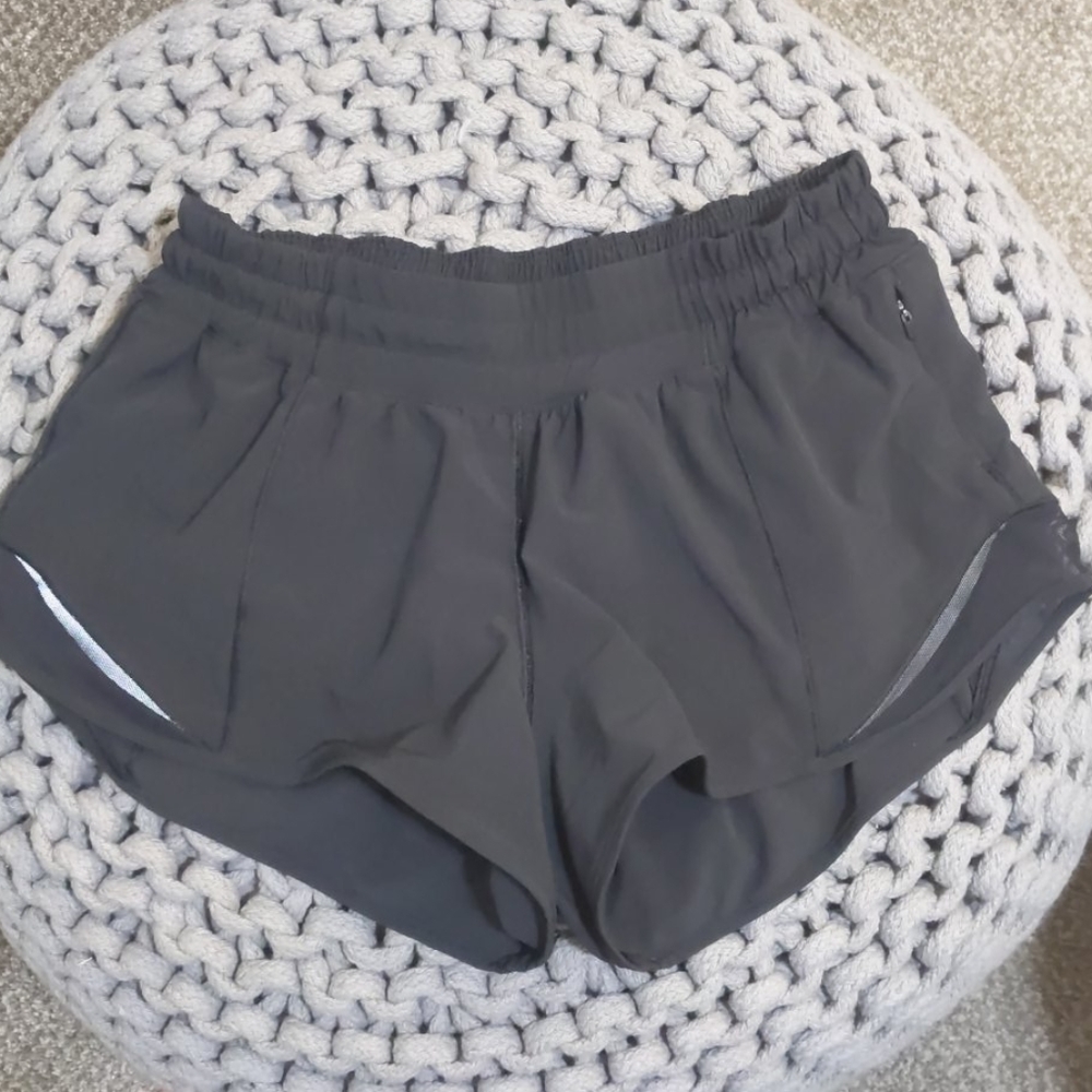Lululemon Hotty Hot Short 2.5” Sz 4